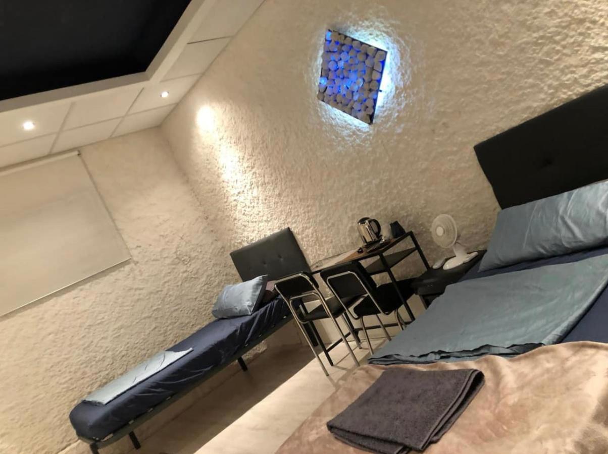 Parsa Homstay Madrid Exterior photo