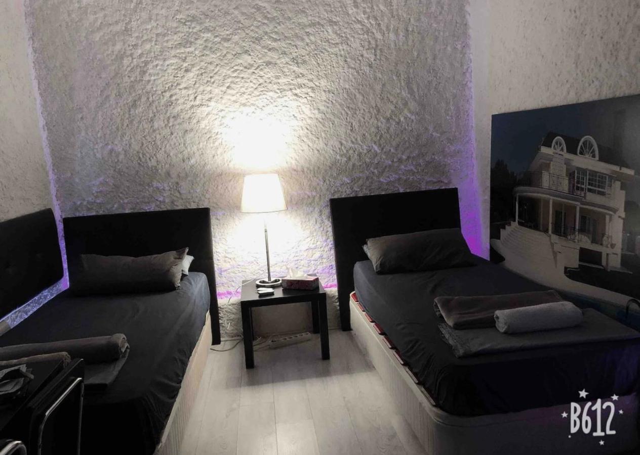 Parsa Homstay Madrid Exterior photo